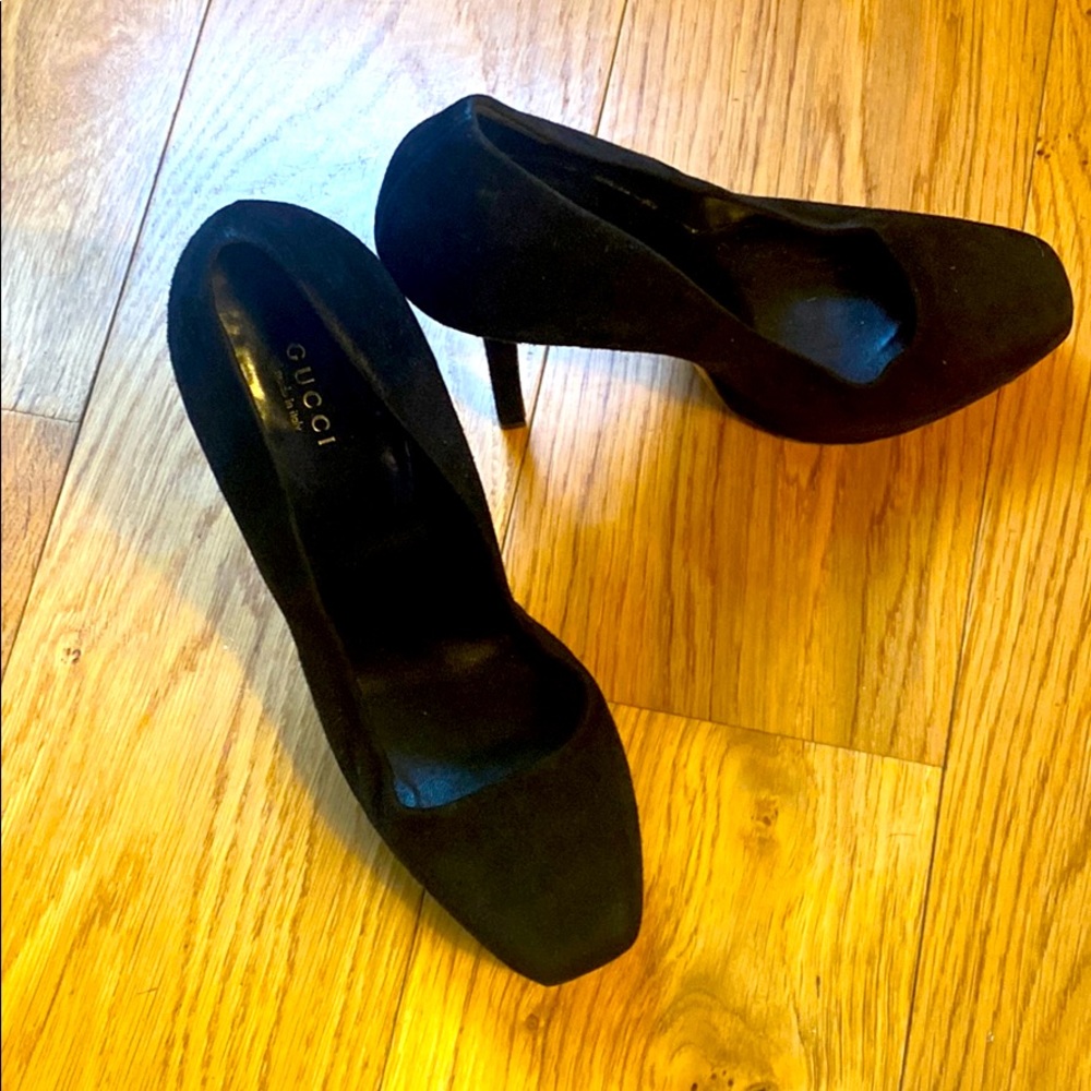 Gucci suede pumps